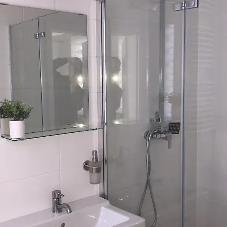 Moderne Mit Terrasse, Pool, Wallbox & Spielplatz In Den Goetzer Bergen - Ideal Fuer Ihren Berlin-besuch Und Auch Fuer Gruppen Bis Zu 40 Personen Geeignet Apartment Gross Kreutz