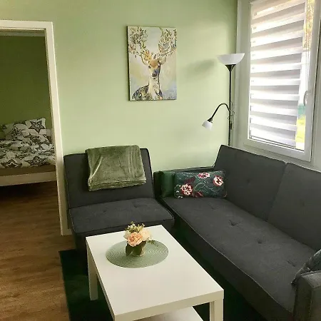 Moderne Mit Terrasse, Pool, Wallbox&spielplatz In Den Götzer Bergen - Ideal Für Ihren Berlin-besuch Und Auch Für Gruppen Bis Zu 40 Personen Geeignet Groß Kreutz