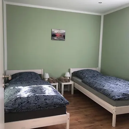 Moderne Mit Terrasse, Pool, Wallbox&spielplatz In Den Götzer Bergen - Ideal Für Ihren Berlin-besuch Und Auch Für Gruppen Bis Zu 40 Personen Geeignet Apartamento