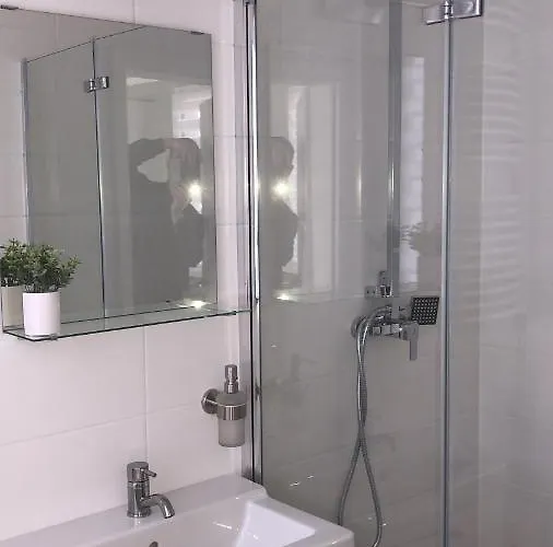 Moderne Mit Terrasse, Pool, Wallbox & Spielplatz In Den Goetzer Bergen - Ideal Fuer Ihren Berlin-besuch Und Auch Fuer Gruppen Bis Zu 40 Personen Geeignet شقة Groß Kreutz