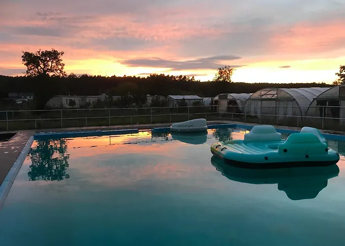 Moderne Mit Terrasse, Pool, Wallbox & Spielplatz In Den Goetzer Bergen - Ideal Fuer Ihren Berlin-besuch Und Auch Fuer Gruppen Bis Zu 40 Personen Geeignet شقة *